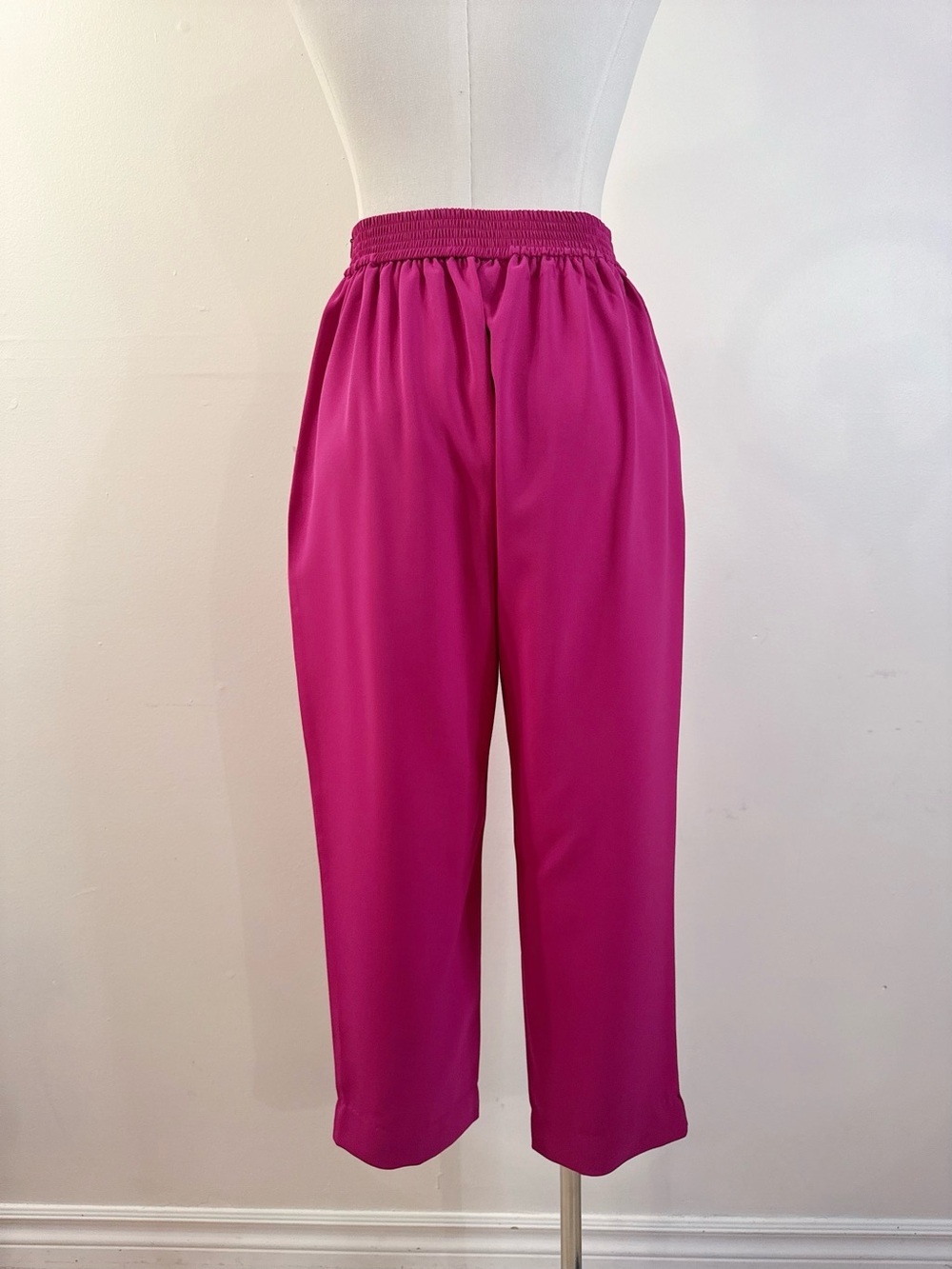 đ Shocking Pink High-Waisted Pleated Pants - Picture 4 of 7